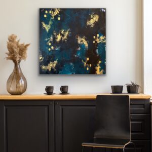 Originalmålning i blå och gyllene toner med abstrakta former, inspirerad av minnen från Kroatiens kust.